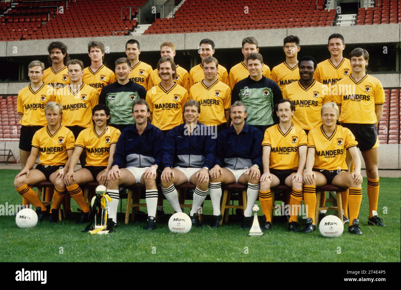 Wolves team 1988.Back row Jackie Gallagher, Andy Mutch, Steve Bull, Phil Robinson, Rob Kelly, Robbie Dennison, Tom Bennett, Phil Chard.  Middle Mark Venus, Nicky Clarke, Mark Kendall,  Alistair Robertson, Chris Brindley, Vince Bartram, Floyd Streete, Gary Bellamy. Front   Andy Thompson, Paul Darby, Graham Turner, Barry Powell, Nigel Vaughan, and Keith Downing, Stock Photo