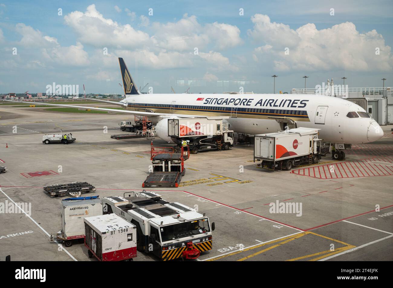 16.07.2023, Singapore, Republic of Singapore, Asia - Singapore Airlines Boeing 787-10 Dreamliner passenger aircraft on the tarmac at Changi Airport. Stock Photo