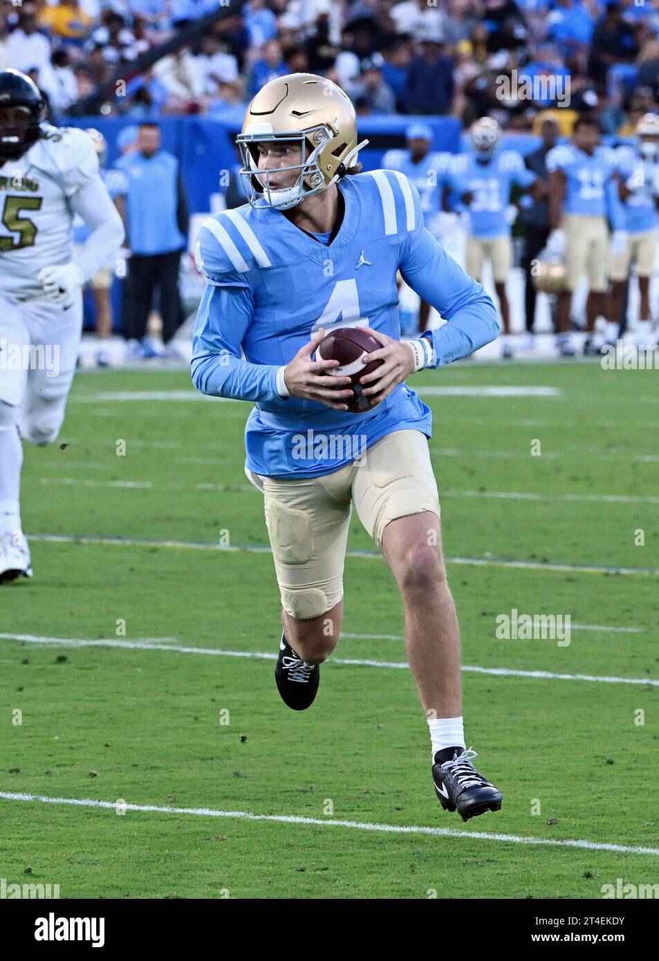 PASADENA, CA - OCTOBER 28: UCLA Bruins quarterback Ethan Garbers (4 ...