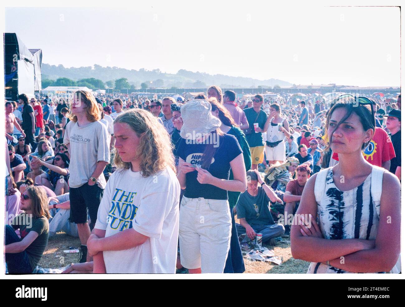 GLASTONBURY FESTIVAL, 1995: The second NME Stage field and crowd at the Glastonbury Festival, Pilton Farm, Somerset, England, 24 June 1995. In 1995 the festival celebrated its 25th anniversary. There was no pyramid stage that year as it had burned down. Photo: ROB WATKINS Stock Photo