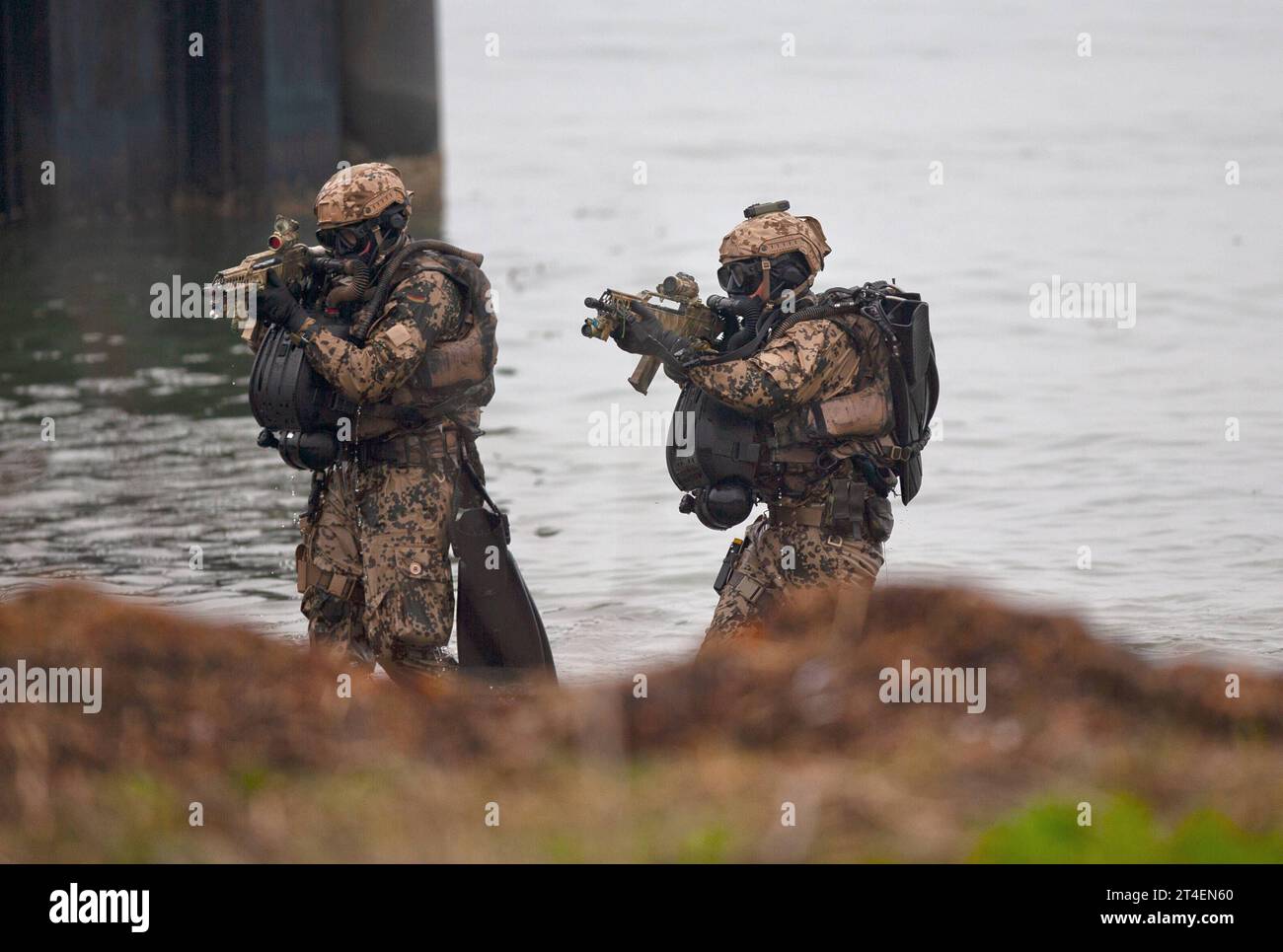 Kampfschwimmer des Kommando Spezialkräfte der Marine KSM nähern sich ...