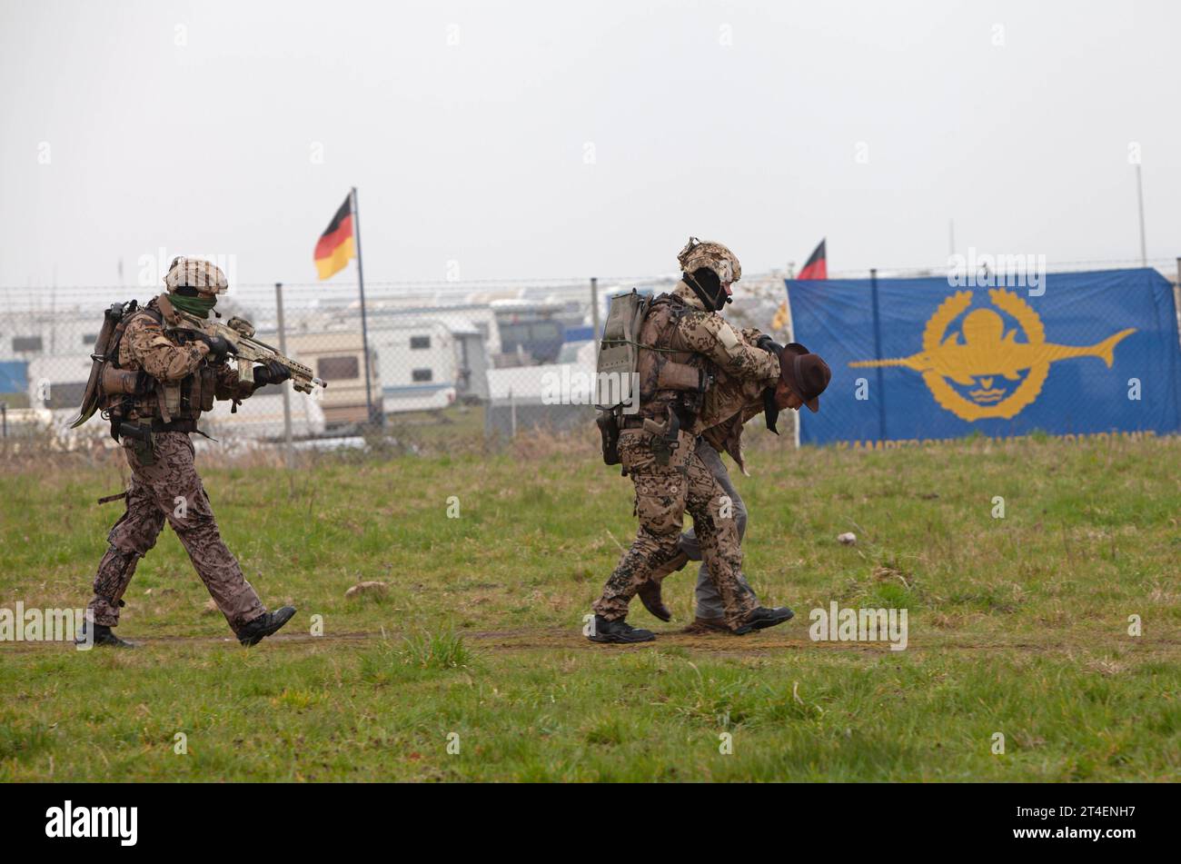 Festnahme einer Person. Kampfschwimmer des Kommando Spezialkräfte der ...