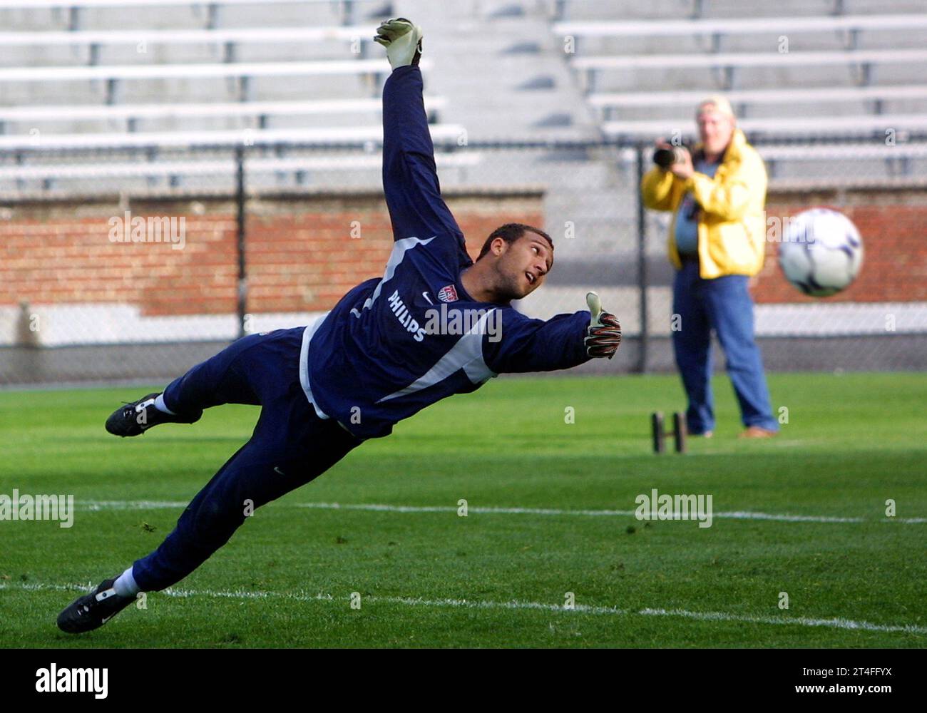 US goalkeeper Tim Howard practice legion field Birmingham before usa match vs Ecuador 3/9/02 Stock Photo