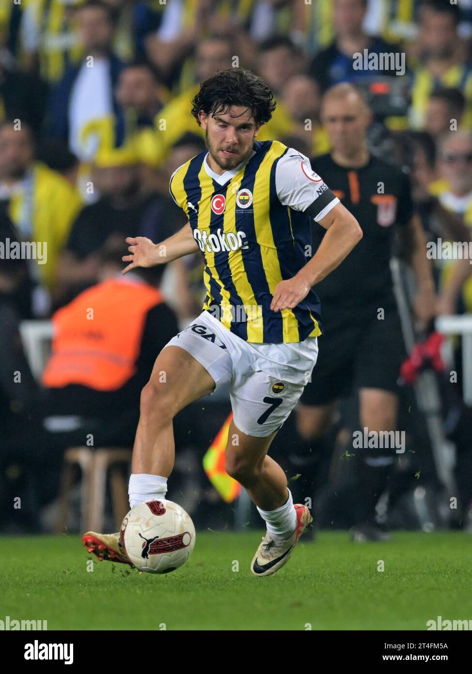 ISTANBUL, TURKEY - MAY 8: Emirhan İlkhan of Besiktas JK and Ferdi Kadıoglu  of Fenerbahce SK battle for possession during the Turkish Super Lig match  between Besiktas JK and Fenerbahce SK at