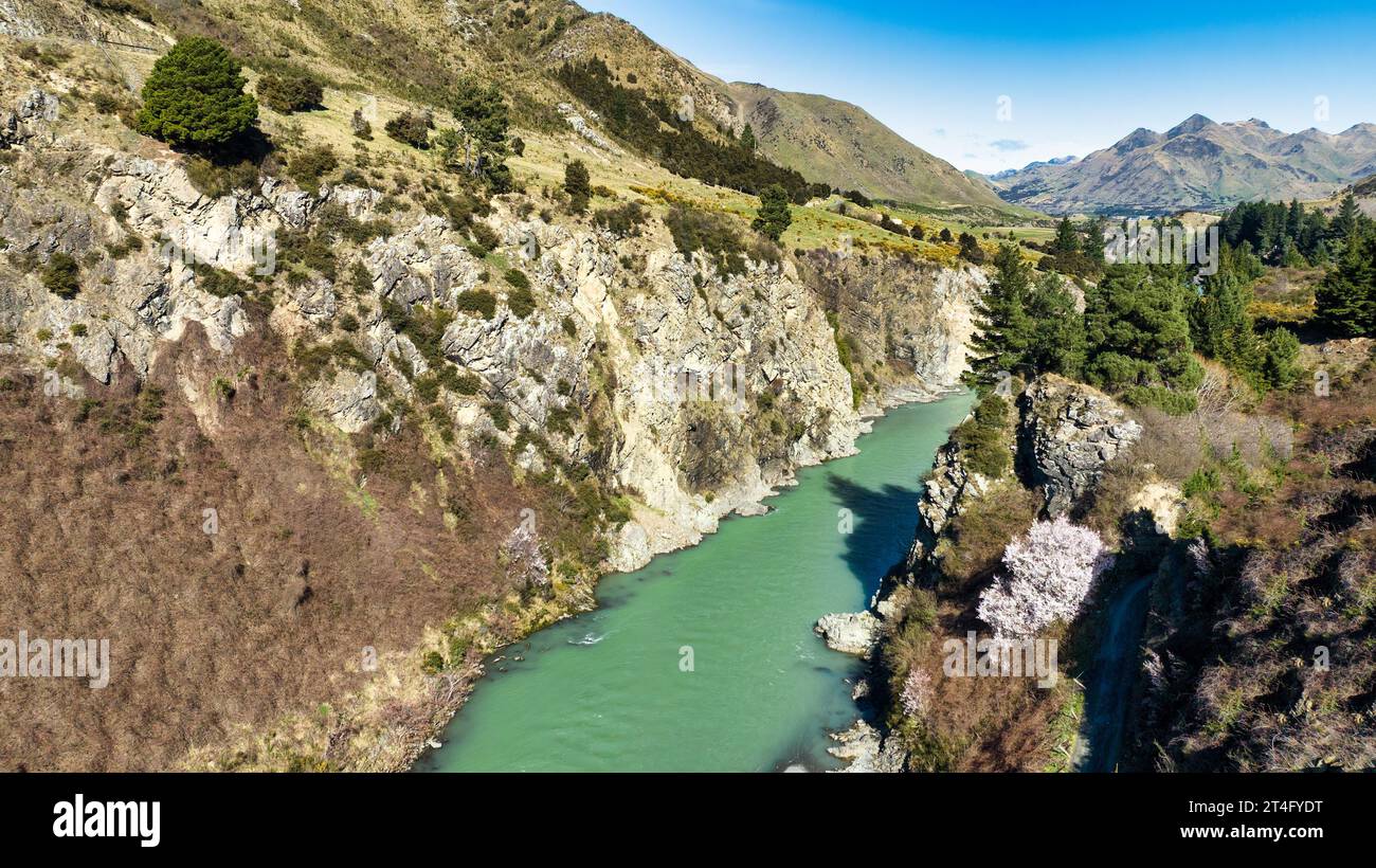 River and Southern Alps scenery from where the Waiau and Hanmer rivers meet at the Hanmer Springs bungee jumping site Stock Photo
