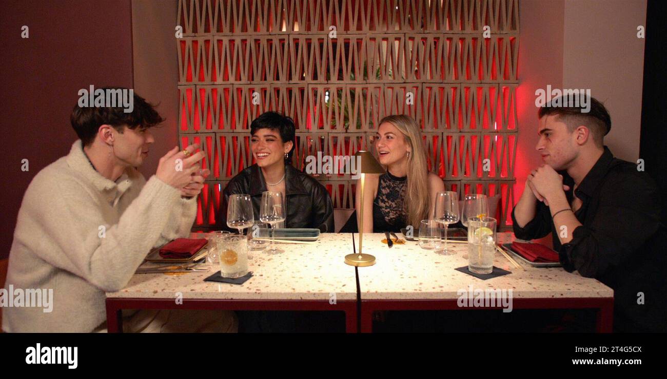 THE D'AMELIO SHOW, 2nd from left: Dixie D'Amelio, Kate Tifford, 'Pretend Like Everything's OK