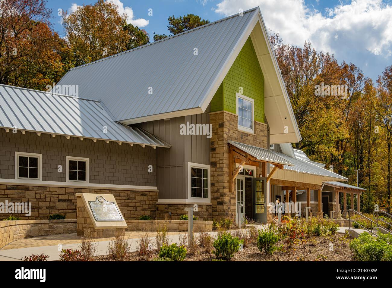 Amicalola falls state park visitor center hi-res stock photography and ...