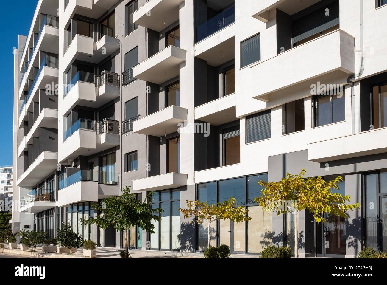 Modern estate rental building hi-res stock photography and images - Alamy