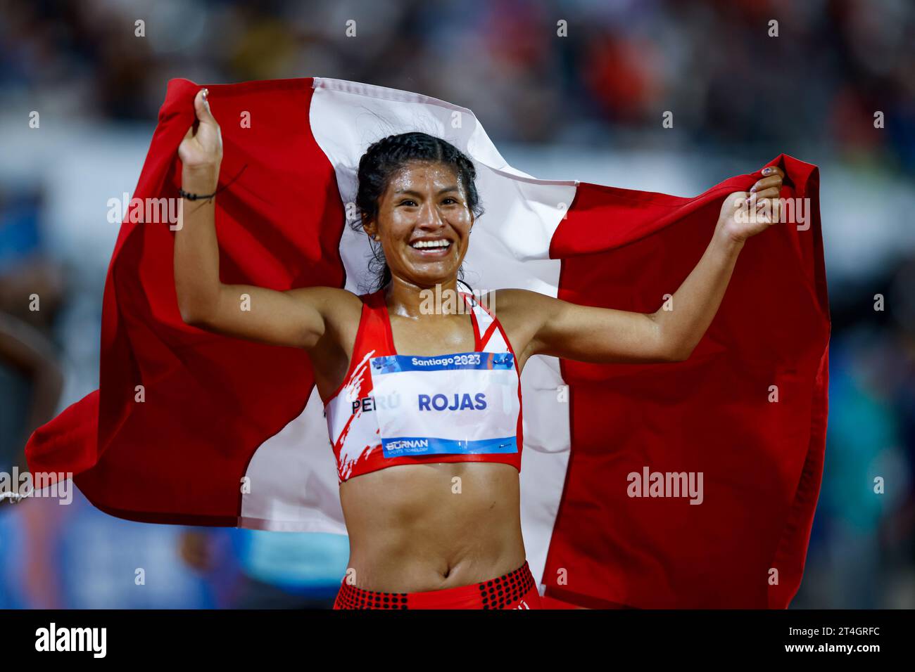 Luz Rojas, from team Peru, crosses the finish line first in the women's 10,000 m final at the Estadio Nacional de Chile, on day 10 of the Santiago 2023 Pan American Games, on October 30, 2023, in Santiago, Chile . ((134) Rodolfo Buhrer / La Imagem /  SPP) (Foto: Sports Press Photo/Sports Press Photo/C - ONE HOUR DEADLINE - ONLY ACTIVATE FTP IF IMAGES LESS THAN ONE HOUR OLD - Alamy) Stock Photo