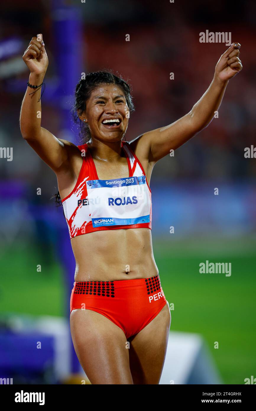 Luz Rojas, from team Peru, crosses the finish line first in the women's 10,000 m final at the Estadio Nacional de Chile, on day 10 of the Santiago 2023 Pan American Games, on October 30, 2023, in Santiago, Chile . ((134) Rodolfo Buhrer / La Imagem /  SPP) (Foto: Sports Press Photo/Sports Press Photo/C - ONE HOUR DEADLINE - ONLY ACTIVATE FTP IF IMAGES LESS THAN ONE HOUR OLD - Alamy) Stock Photo
