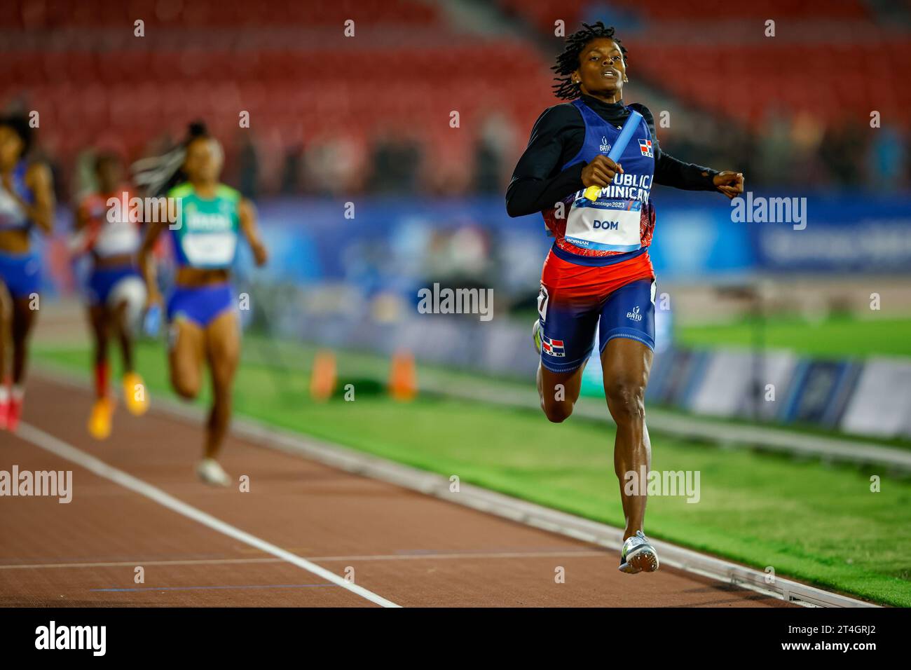 Marileidy Paulino of the Dominican Republic team crosses the finish line during the 4 x 400m mixed relay at the Estadio Nacional de Chile on day 10 of the Santiago 2023 Pan American Games on October 30, 2023 in Santiago, Chile . ((134) Rodolfo Buhrer / La Imagem /  SPP) (Foto: Sports Press Photo/Sports Press Photo/C - ONE HOUR DEADLINE - ONLY ACTIVATE FTP IF IMAGES LESS THAN ONE HOUR OLD - Alamy) Stock Photo