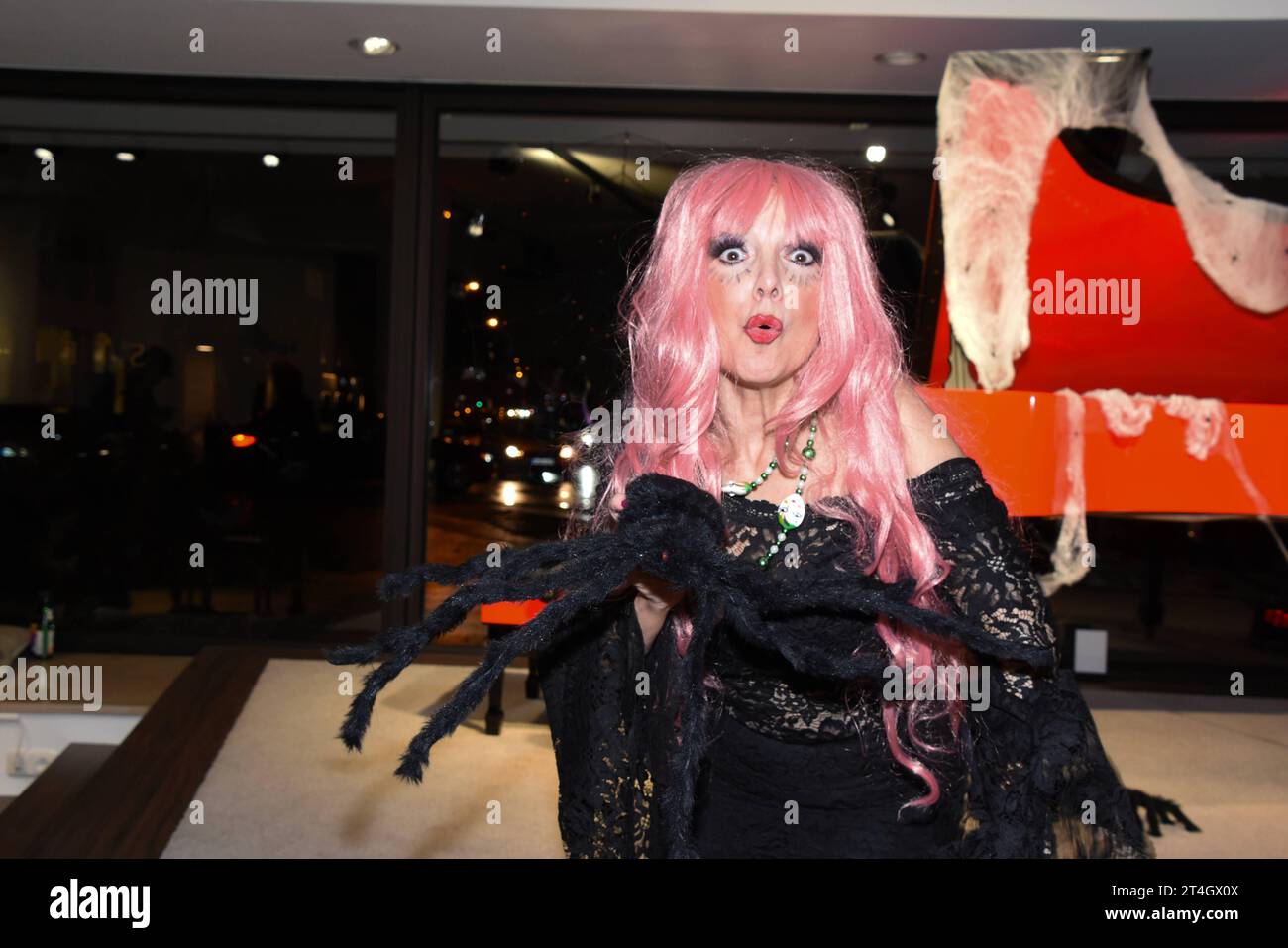 Cornelia Corba Saengerin Muenchen 30.10.2023 Maximillianplatz Steinway und Sons Muenchen exklusiven Pre Halloween Showcase Muenchen *** Cornelia Corba singer Munich 30 10 2023 Maximillianplatz Steinway and Sons Munich exclusive Pre Halloween Showcase Munich Credit: Imago/Alamy Live News Stock Photo