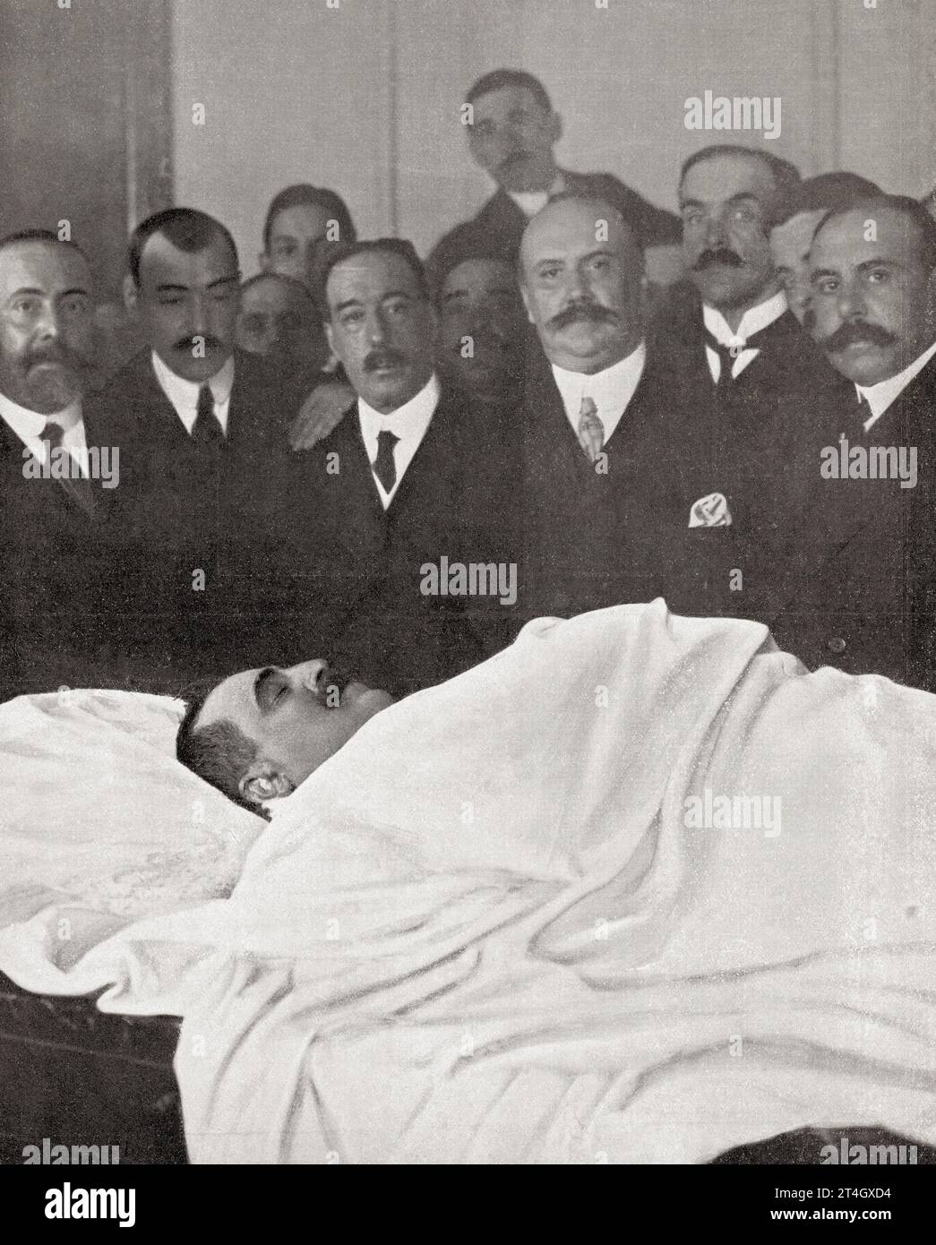 The body of José Canalejas y Méndez, seen here in the Ministry of the Interior,  after his assassination in front of the Puerta del Sol, Madrid, Spain, 1912.  José Canalejas y Méndez, 1854 –  1912.  Spanish politician, Prime Minister of Spain.  From Mundo Grafico, published 1912. Stock Photo