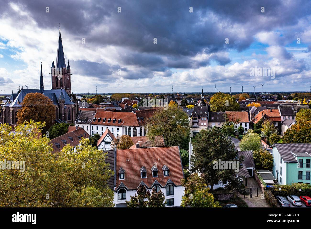 Luftbild der Cyriakus-Kirche und dem Ortskern von Krefeld-Hüls Stock Photo