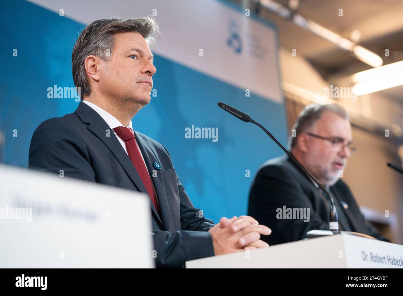 Industriekonferenz 2023 von BMWK und Bündnis für Zukunft der Industrie PK vor Beginn der Konferenz - Robert Habeck, Bundeswirtschaftsminister links mit Siegfried Russwurm, Präsident Bundesverband der Deutschen Industrie BDIIndustriekonferenz 2023 von BMWK und Bündnis für Zukunft der Industrie PK vor Beginn der Konferenz - Robert Habeck, Bundeswirtschaftsminister links mit Siegfried Russwurm, Präsident Bundesverband der Deutschen Industrie BDI, Berlin Berlin Deutschland Eventlocation Radialsystem *** Industry Conference 2023 of BMWK and Alliance for the Future of Industry PK before the start of Stock Photo