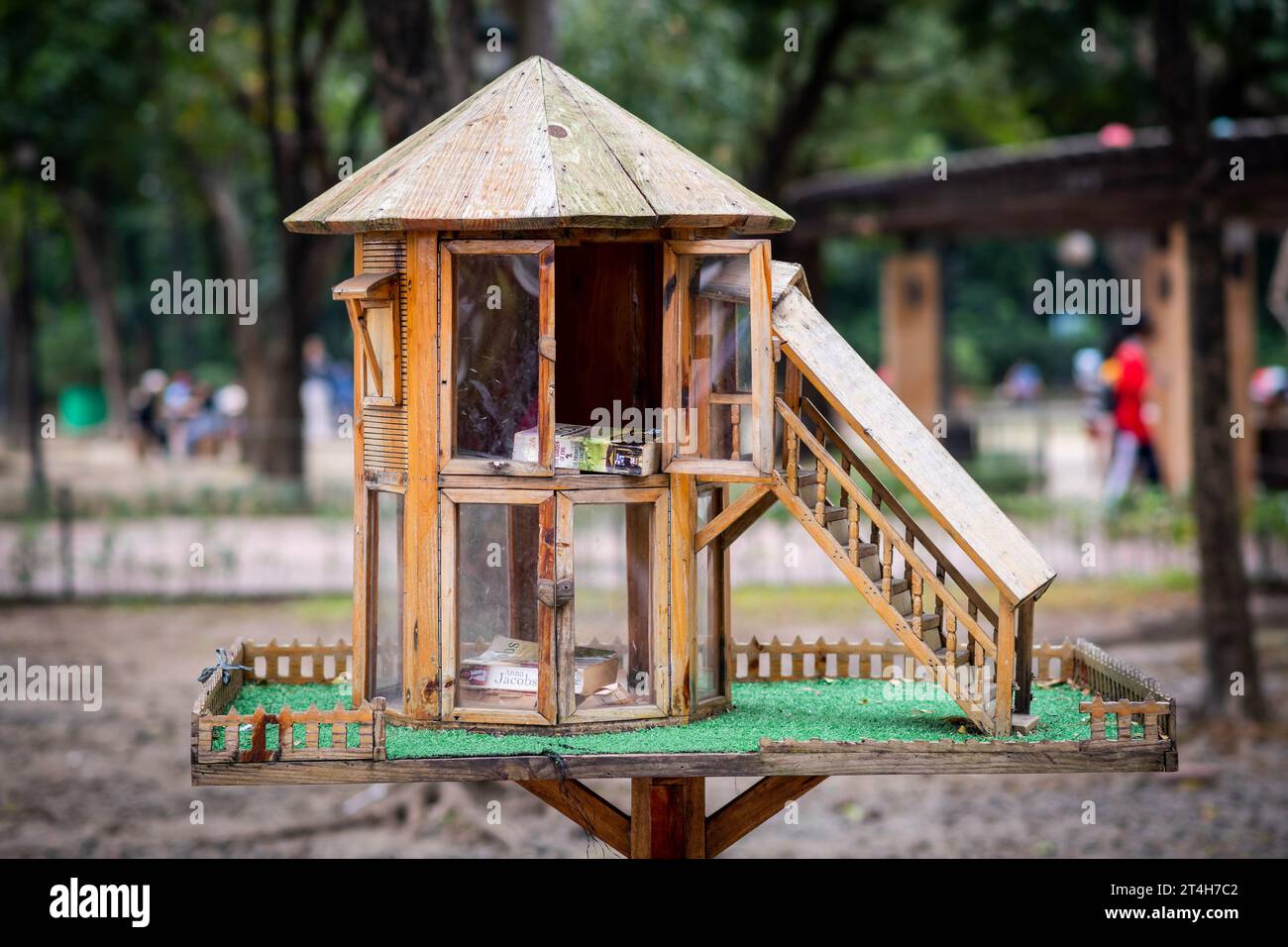 A beautiful little wooden house makes a great way to give away second
