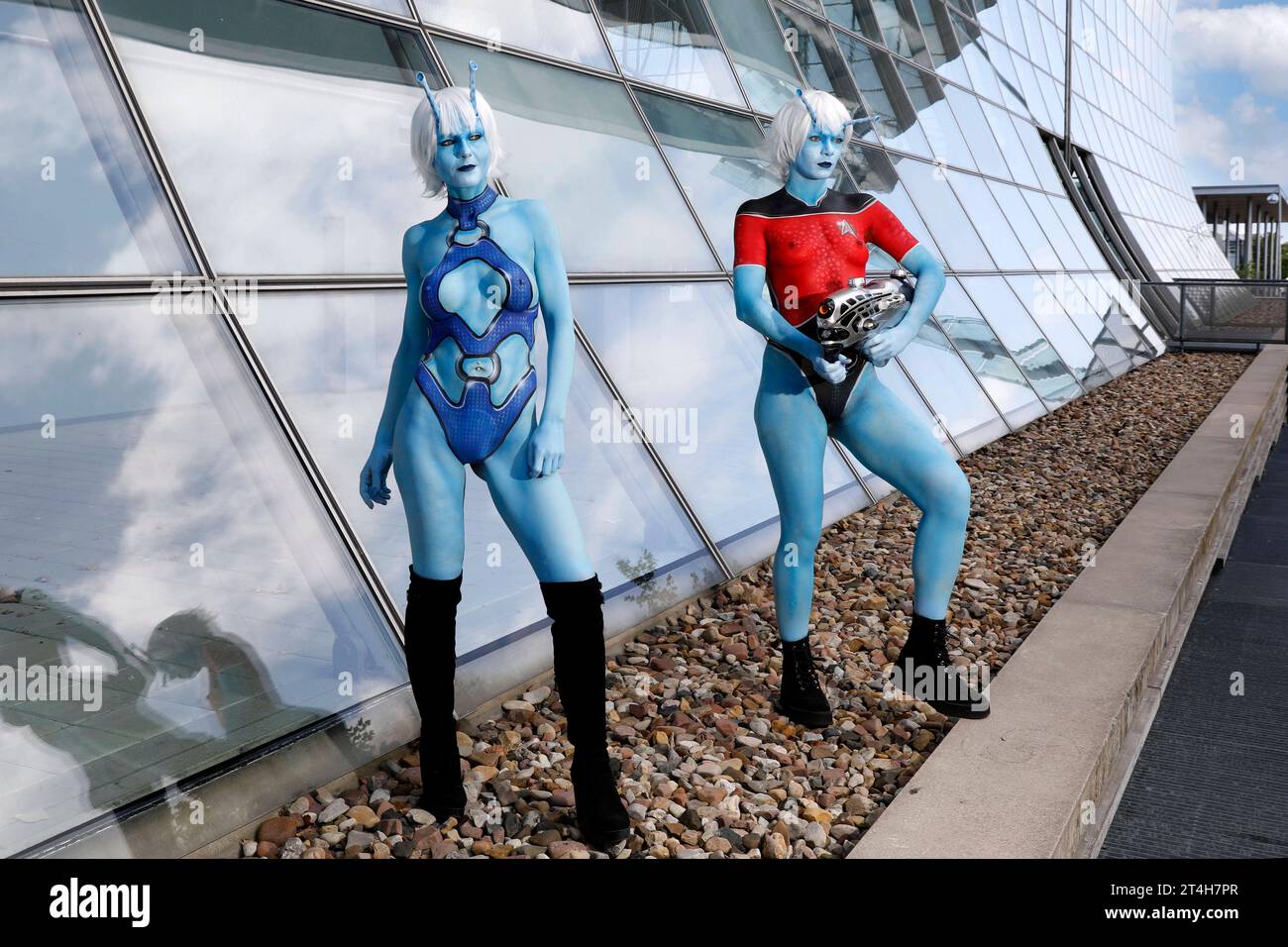 Aus dem FARBKÖRPER Kalender 2024 - Geek Art-Bodypainting und 