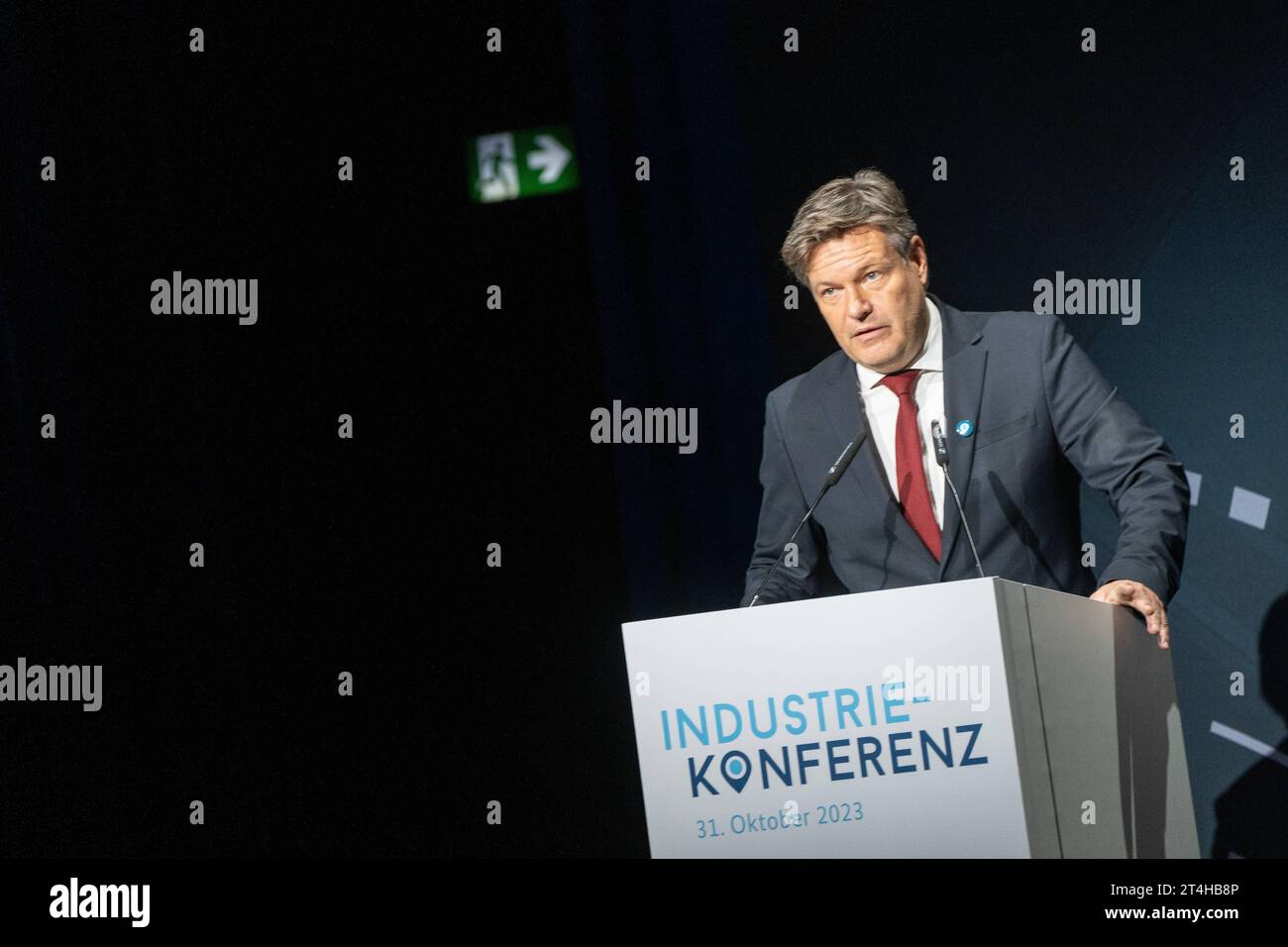 Industriekonferenz 2023 von BMWK und Bündnis für Zukunft der Industrie - Robert Habeck, Bundeswirtschaftsminister, während seiner Keynote zur Eröffnung der KonferenzIndustriekonferenz 2023 von BMWK und Bündnis für Zukunft der Industrie - Robert Habeck, Bundeswirtschaftsminister, während seiner Keynote zur Eröffnung der Konferenz, Berlin Berlin Deutschland Eventlocation Radialsystem *** Industry Conference 2023 of BMWK and Alliance for the Future of Industry Robert Habeck, Federal Minister of Economics, during his keynote speech at the opening of the conference Industry Conference 2023 of BMWK Stock Photo