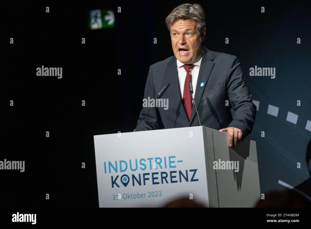 Industriekonferenz 2023 von BMWK und Bündnis für Zukunft der Industrie - Robert Habeck, Bundeswirtschaftsminister, während seiner Keynote zur Eröffnung der KonferenzIndustriekonferenz 2023 von BMWK und Bündnis für Zukunft der Industrie - Robert Habeck, Bundeswirtschaftsminister, während seiner Keynote zur Eröffnung der Konferenz, Berlin Berlin Deutschland Eventlocation Radialsystem *** Industry Conference 2023 of BMWK and Alliance for the Future of Industry Robert Habeck, Federal Minister of Economics, during his keynote speech at the opening of the conference Industry Conference 2023 of BMWK Stock Photo