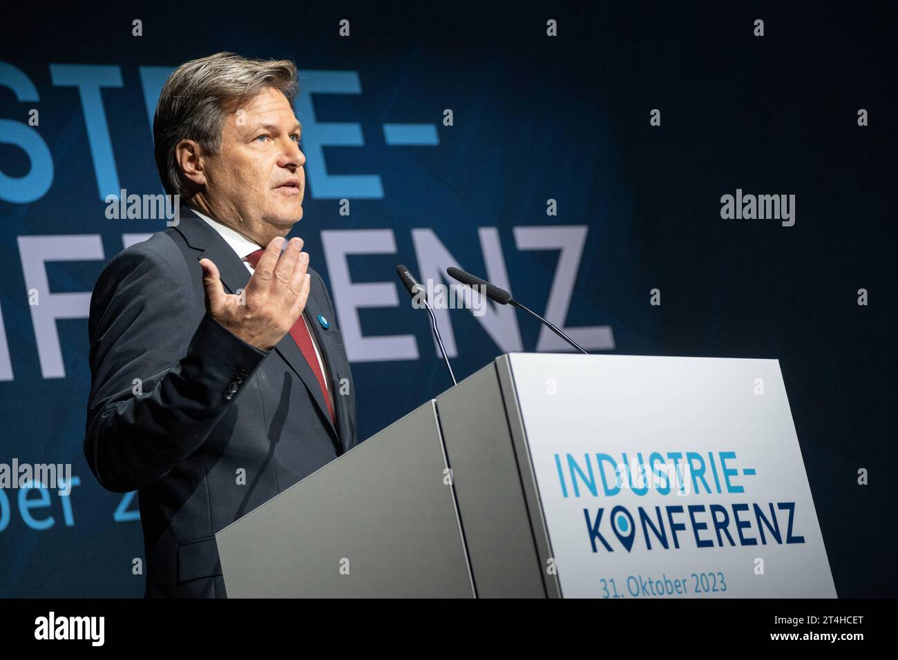 Industriekonferenz 2023 von BMWK und Bündnis für Zukunft der Industrie - Robert Habeck, Bundeswirtschaftsminister, während seiner Keynote zur Eröffnung der KonferenzIndustriekonferenz 2023 von BMWK und Bündnis für Zukunft der Industrie - Robert Habeck, Bundeswirtschaftsminister, während seiner Keynote zur Eröffnung der Konferenz, Berlin Berlin Deutschland Eventlocation Radialsystem *** Industry Conference 2023 of BMWK and Alliance for the Future of Industry Robert Habeck, Federal Minister of Economics, during his keynote speech at the opening of the conference Industry Conference 2023 of BMWK Stock Photo