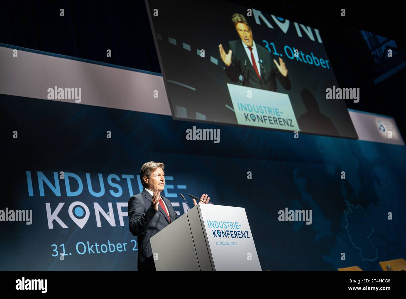 Industriekonferenz 2023 von BMWK und Bündnis für Zukunft der Industrie - Robert Habeck, Bundeswirtschaftsminister, während seiner Keynote zur Eröffnung der KonferenzIndustriekonferenz 2023 von BMWK und Bündnis für Zukunft der Industrie - Robert Habeck, Bundeswirtschaftsminister, während seiner Keynote zur Eröffnung der Konferenz, Berlin Berlin Deutschland Eventlocation Radialsystem *** Industry Conference 2023 of BMWK and Alliance for the Future of Industry Robert Habeck, Federal Minister of Economics, during his keynote speech at the opening of the conference Industry Conference 2023 of BMWK Stock Photo