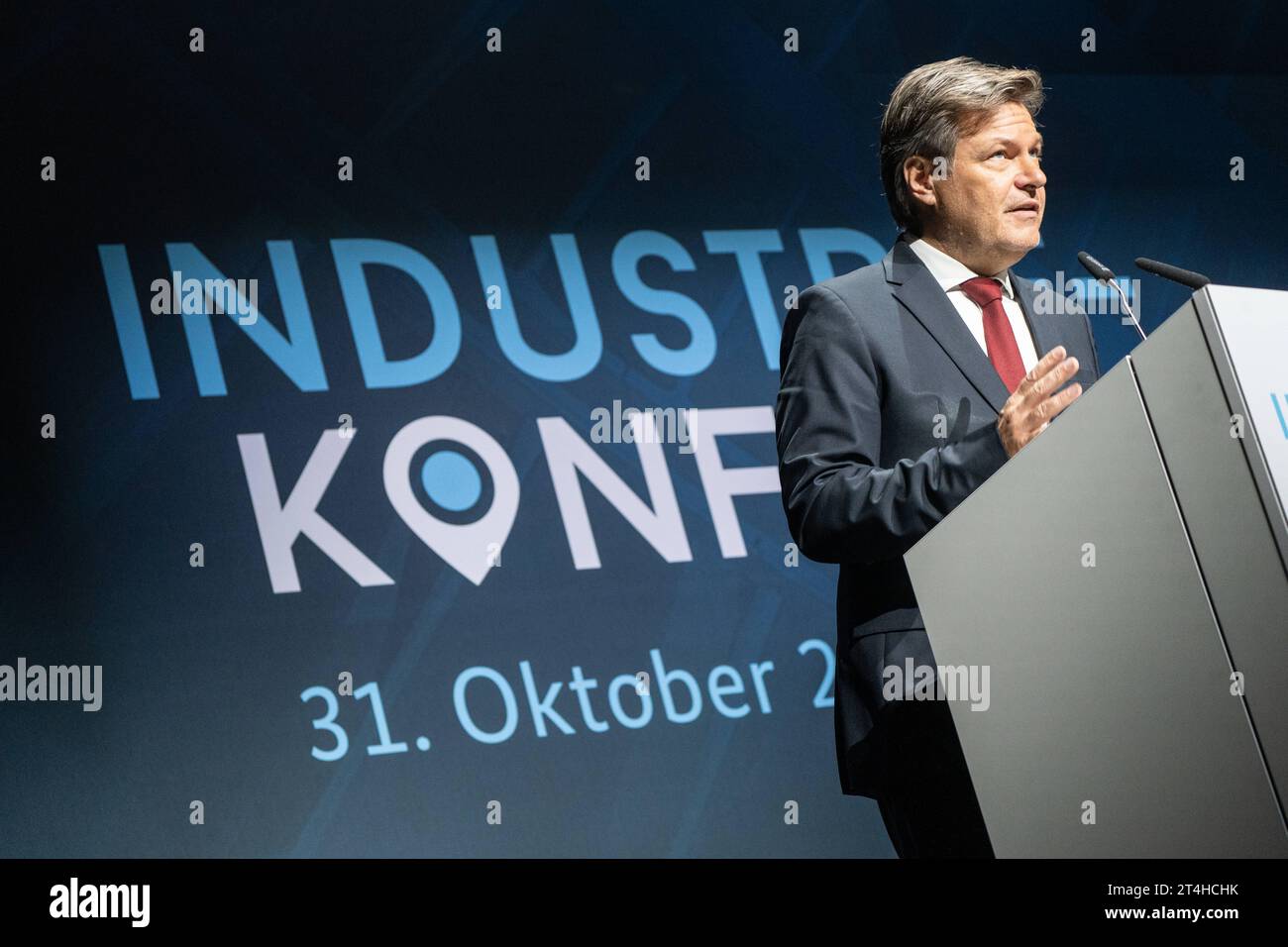 Industriekonferenz 2023 von BMWK und Bündnis für Zukunft der Industrie - Robert Habeck, Bundeswirtschaftsminister, während seiner Keynote zur Eröffnung der KonferenzIndustriekonferenz 2023 von BMWK und Bündnis für Zukunft der Industrie - Robert Habeck, Bundeswirtschaftsminister, während seiner Keynote zur Eröffnung der Konferenz, Berlin Berlin Deutschland Eventlocation Radialsystem *** Industry Conference 2023 of BMWK and Alliance for the Future of Industry Robert Habeck, Federal Minister of Economics, during his keynote speech at the opening of the conference Industry Conference 2023 of BMWK Stock Photo