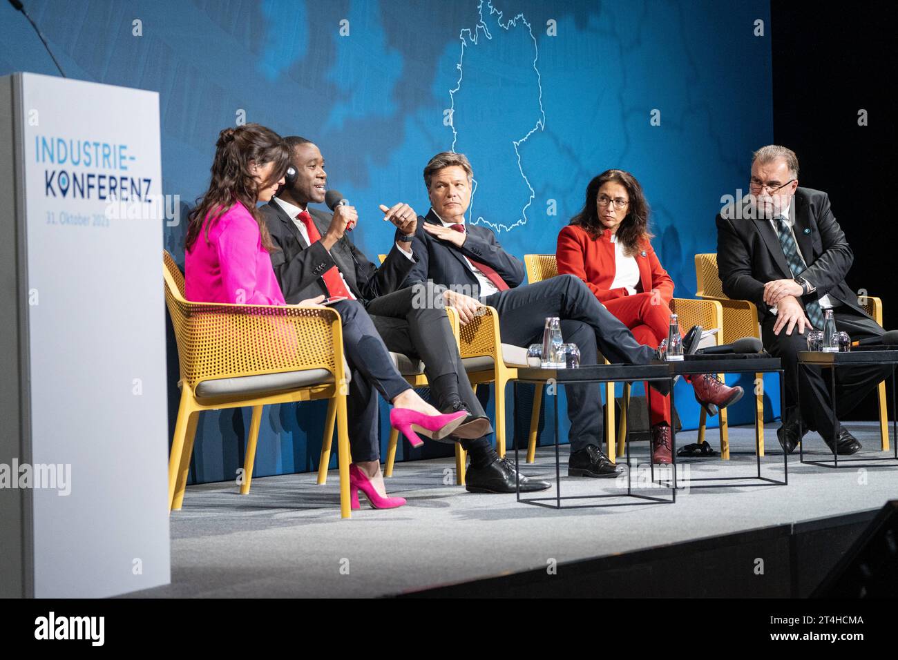 Industriekonferenz 2023 von BMWK und Bündnis für Zukunft der Industrie Panel 1 - Carina Jantsch, Moderatorin, Wally Adeyemo, stellvertretender US-Finanzminister, Robert Habeck, Bundeswirtschaftsminister, Yasmin Fahimi, Vorsitzende Deutscher Gewerkschaftsbund DGB, Siegfried Russwurm, Präsident Bundesverband der Deutschen Industrie BDI von linksIndustriekonferenz 2023 von BMWK und Bündnis für Zukunft der Industrie Panel 1 - Carina Jantsch, Moderatorin, Wally Adeyemo, stellvertretender US-Finanzminister, Robert Habeck, Bundeswirtschaftsminister, Yasmin Fahimi, Vorsitzende Deutscher Gewerksc, Berl Stock Photo