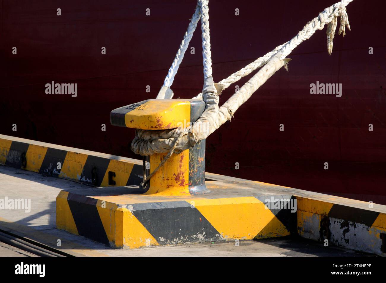 Nautical Rope Column Closeup ships rope texture hi-res stock photography and images - Alamy