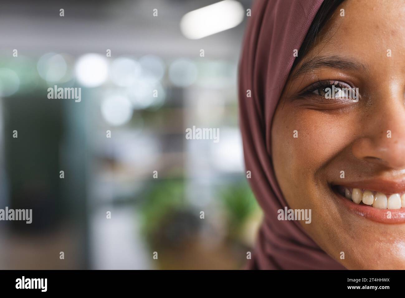 Hijab women office hi-res stock photography and images - Alamy