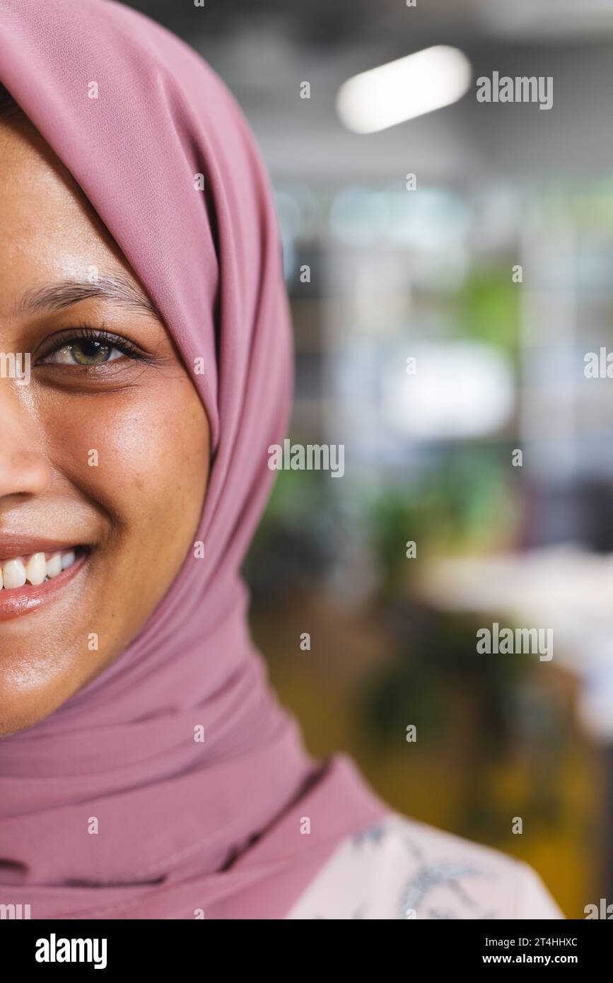 Hijab women office hi-res stock photography and images - Alamy