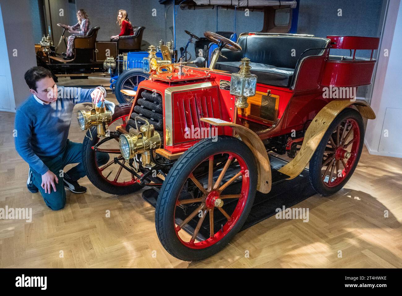 London, UK.  31 October 2023.  A staff member with a 1901 Dürkopp 8hp Twin-Cylinder Rear-Entrance Tonneau, estimate: £140,000 - £160,000, at a preview for the Bonhams Cars Golden Age of Motoring Sale.  Of the 31 vehicles offered in the sale, 21 are pre-1905 and eligible to participate in the London to Brighton Vintage Car Run.  The sale takes place on 3 November at Bonhams New Bond Street galleries.  Credit: Stephen Chung / Alamy Live News Stock Photo