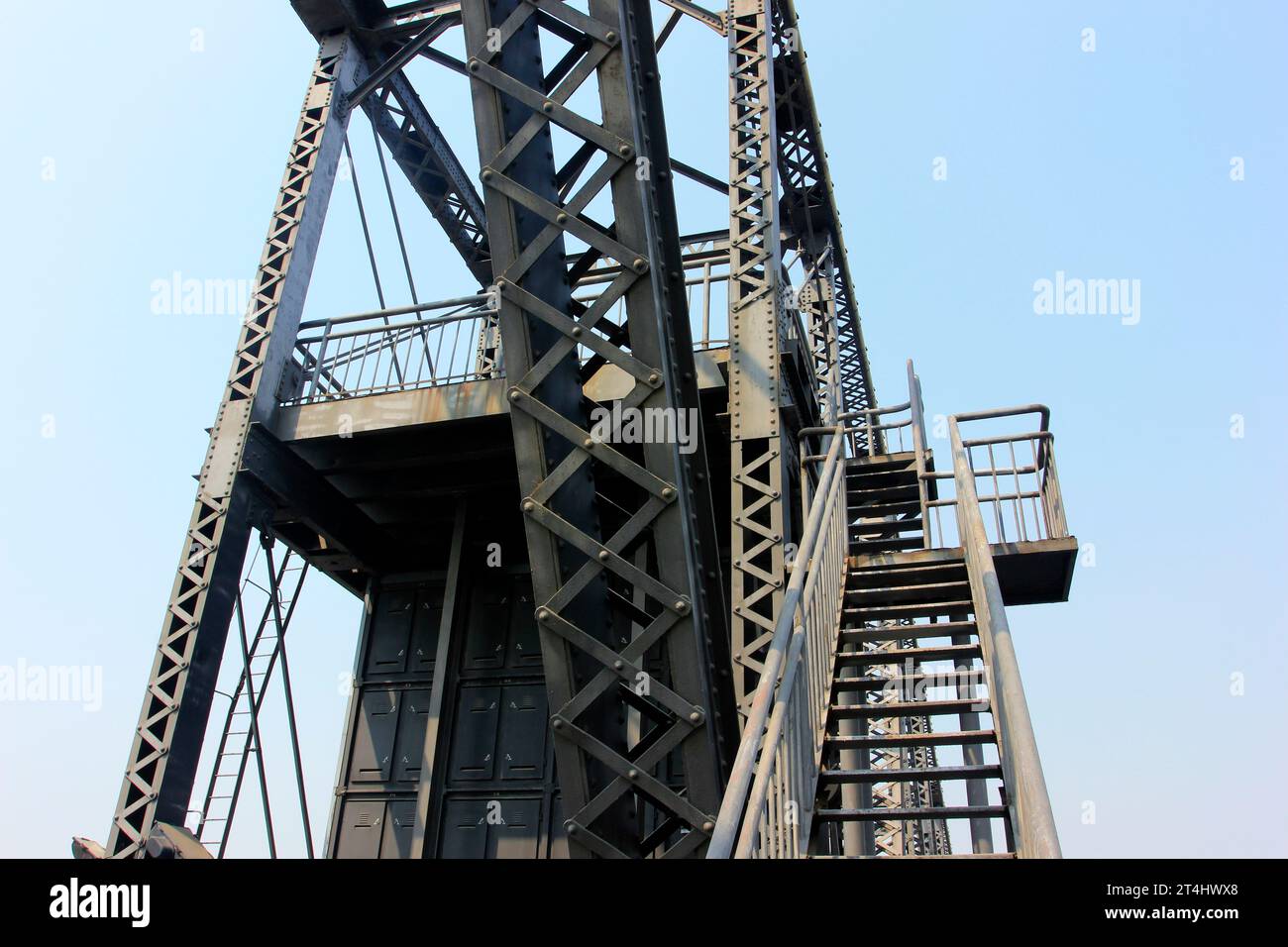 Metal truss bridges hi-res stock photography and images - Alamy
