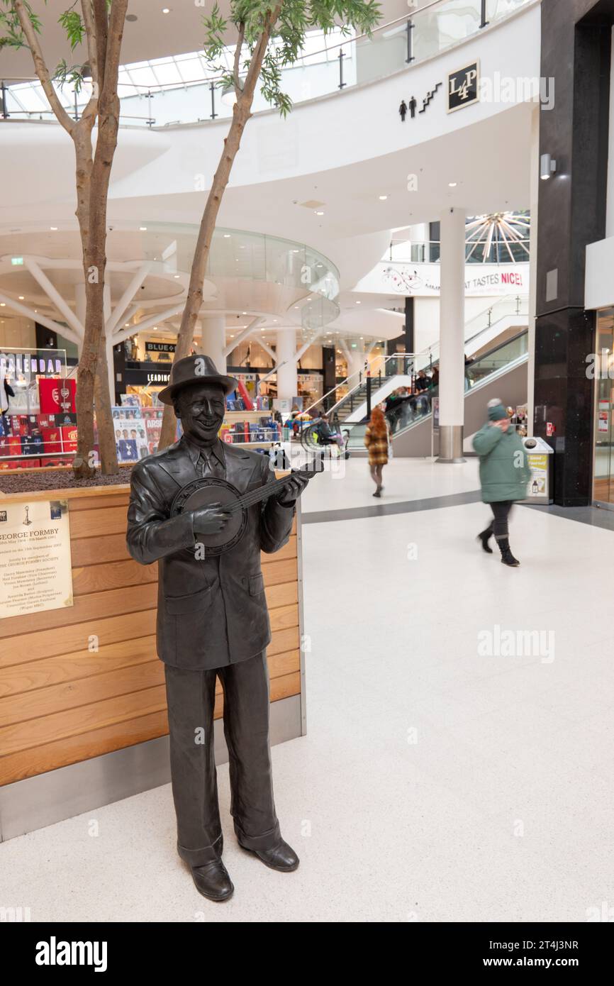 Statue of George Formby in the Grand Arcade shopping centre site of former Wigan casino. Wigan borough of Greater Manchester. UK Picture: garyroberts/ Stock Photo