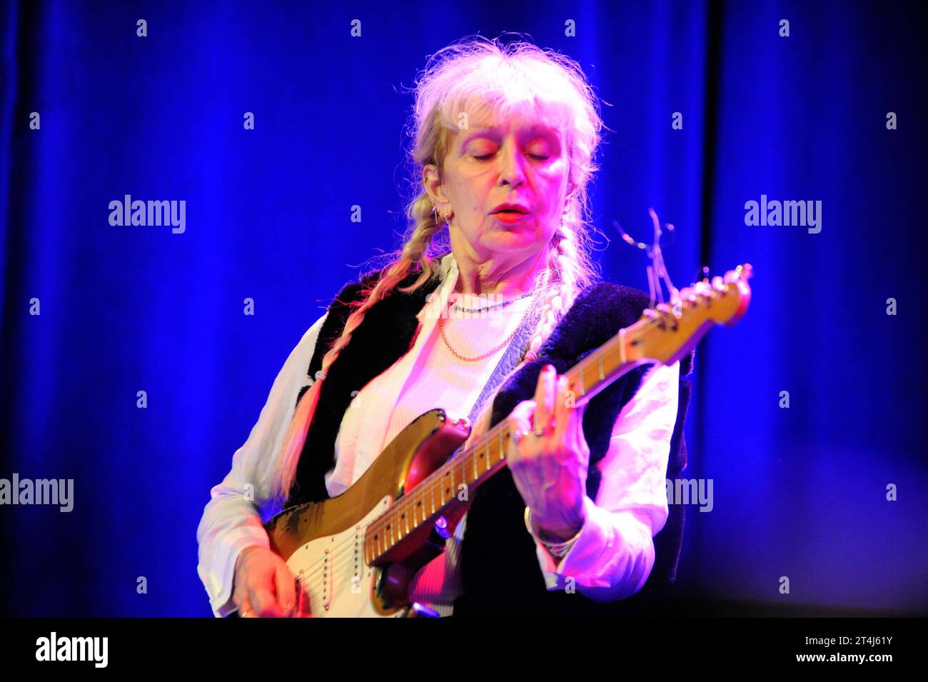 Die amerikanische JazzGitarristin Leni Stern, Ehefrau von Mike Stern