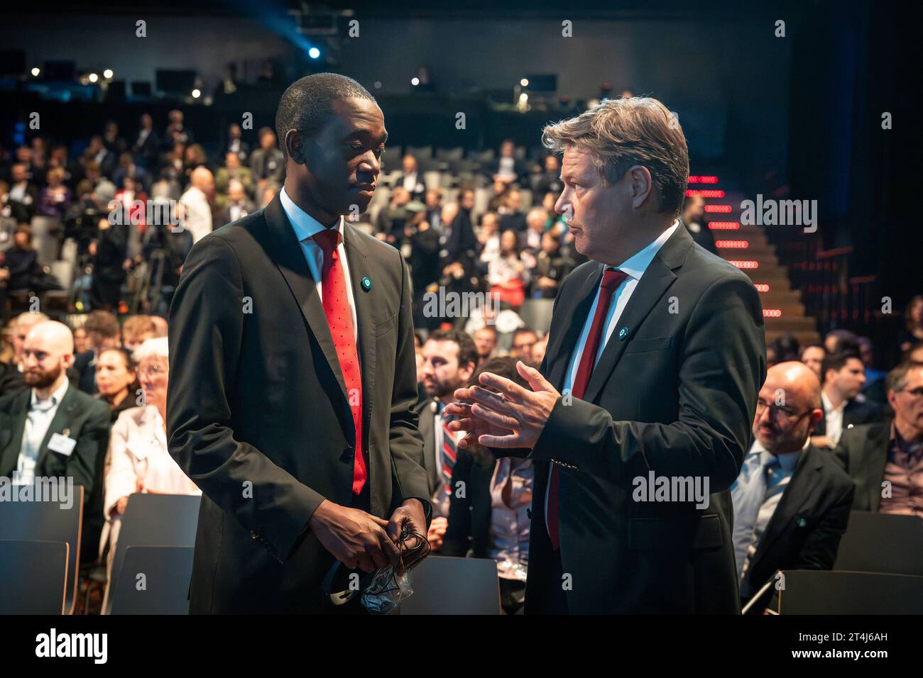 Industriekonferenz 2023 von BMWK und Bündnis für Zukunft der Industrie Robert Habeck, Bundeswirtschaftsminister rechts, im Gespräch mit Wally Adeyemo, United States Deputy Secretary of the Treasury - stellvertretender US-FinanzministerIndustriekonferenz 2023 von BMWK und Bündnis für Zukunft der Industrie Robert Habeck, Bundeswirtschaftsminister rechts, im Gespräch mit Wally Adeyemo, United States Deputy Secretary of the Treasury - stellvertretender US-Finanzminister, Berlin Berlin Deutschland Eventlocation Radialsystem *** Industry Conference 2023 of BMWK and Alliance for the Future of Industr Stock Photo