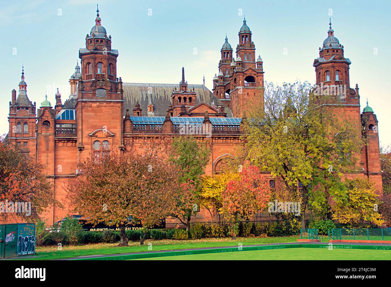 Glasgow, Scotland, UK. 31st October, 2023. UK Weather:  Glasgow museum and art galleries Sunny fine autumns day saw a wealth of colour in kelvingrove park for halloween  . Credit Gerard Ferry/Alamy Live News Stock Photo