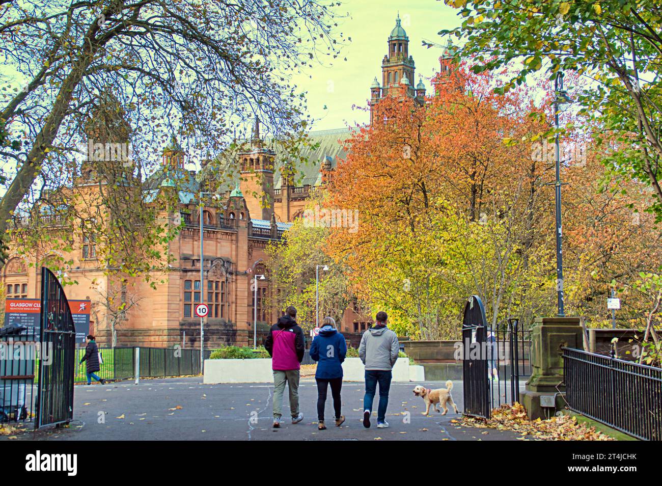 Glasgow, Scotland, UK. 31st October, 2023. UK Weather:  Glasgow museum and art galleries Sunny fine autumns day saw a wealth of colour in kelvingrove park for halloween  . Credit Gerard Ferry/Alamy Live News Stock Photo