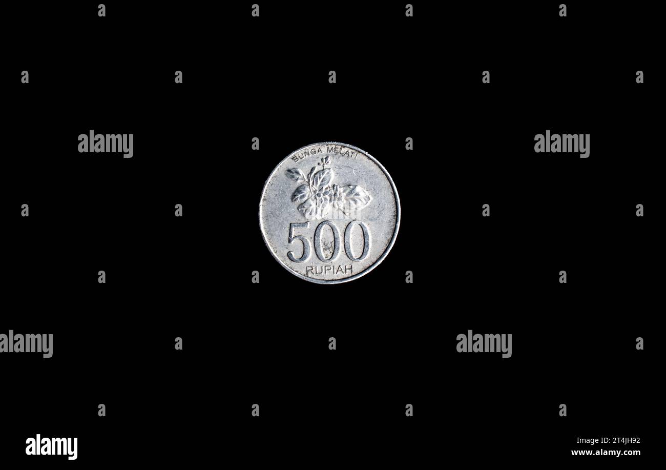 Uang koin Indonesia lima ratus 500 rupiah, Indonesian five hundred rupiah coin with black background, top view, isolated. Stock Photo