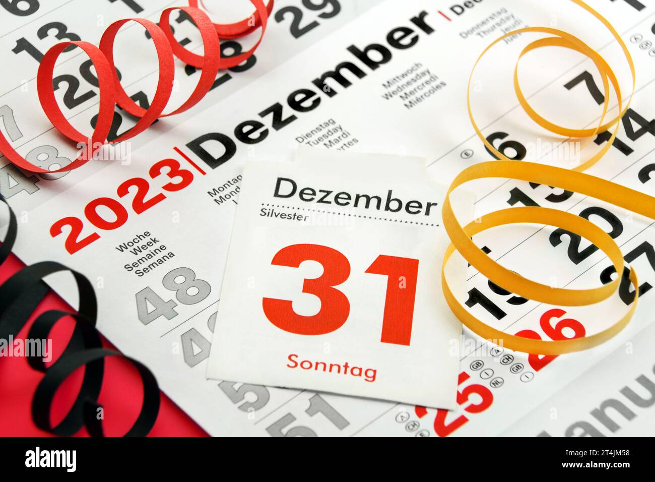 Deutscher Kalender Silvester 31. Dezember 2023 mit Dekoration schwarz rot gold Deutschland Stock Photo