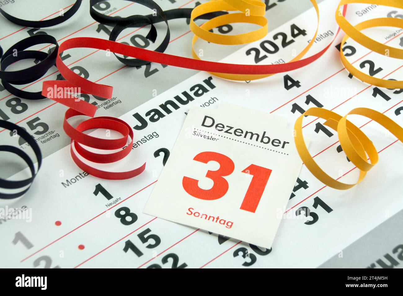Deutscher Kalender Silvester 31. Dezember 2023 und Januar 2024 mit Dekoration schwarz rot gold Stock Photo