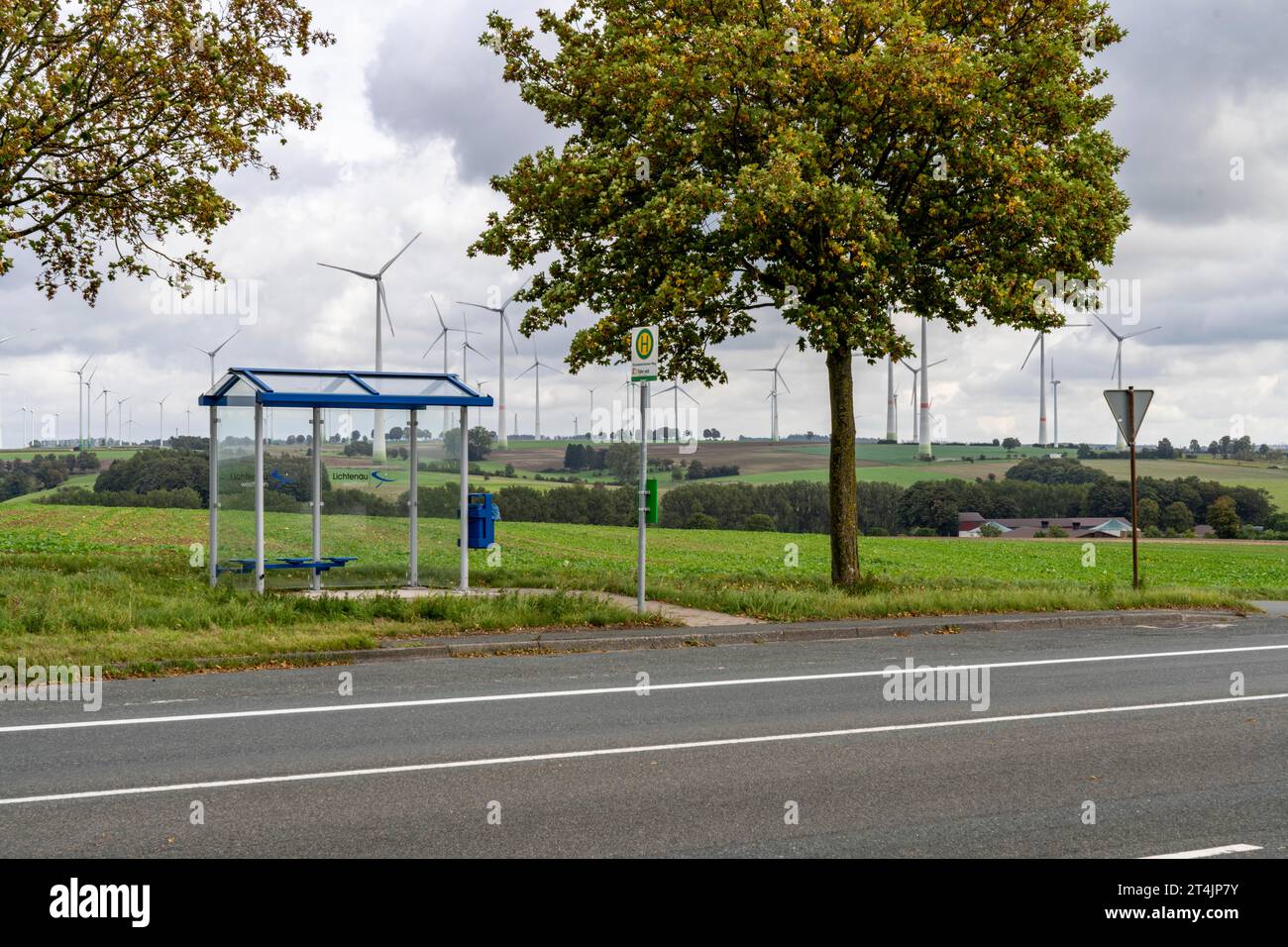 Bus stop in the countryside, on the B68, new, modern bus shelter, line to Warburg, East Westphalia Lippe, bus line S 85, Grundsteinheimer Weg stop, no Stock Photo