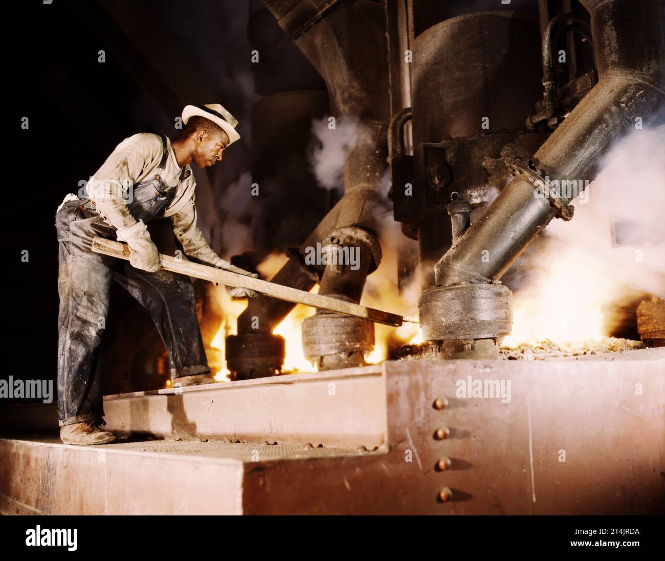 Alfred Palmer: Phosphate smelting furnace worker, Muscle Shoals, Alabama, 1942 Stock Photo