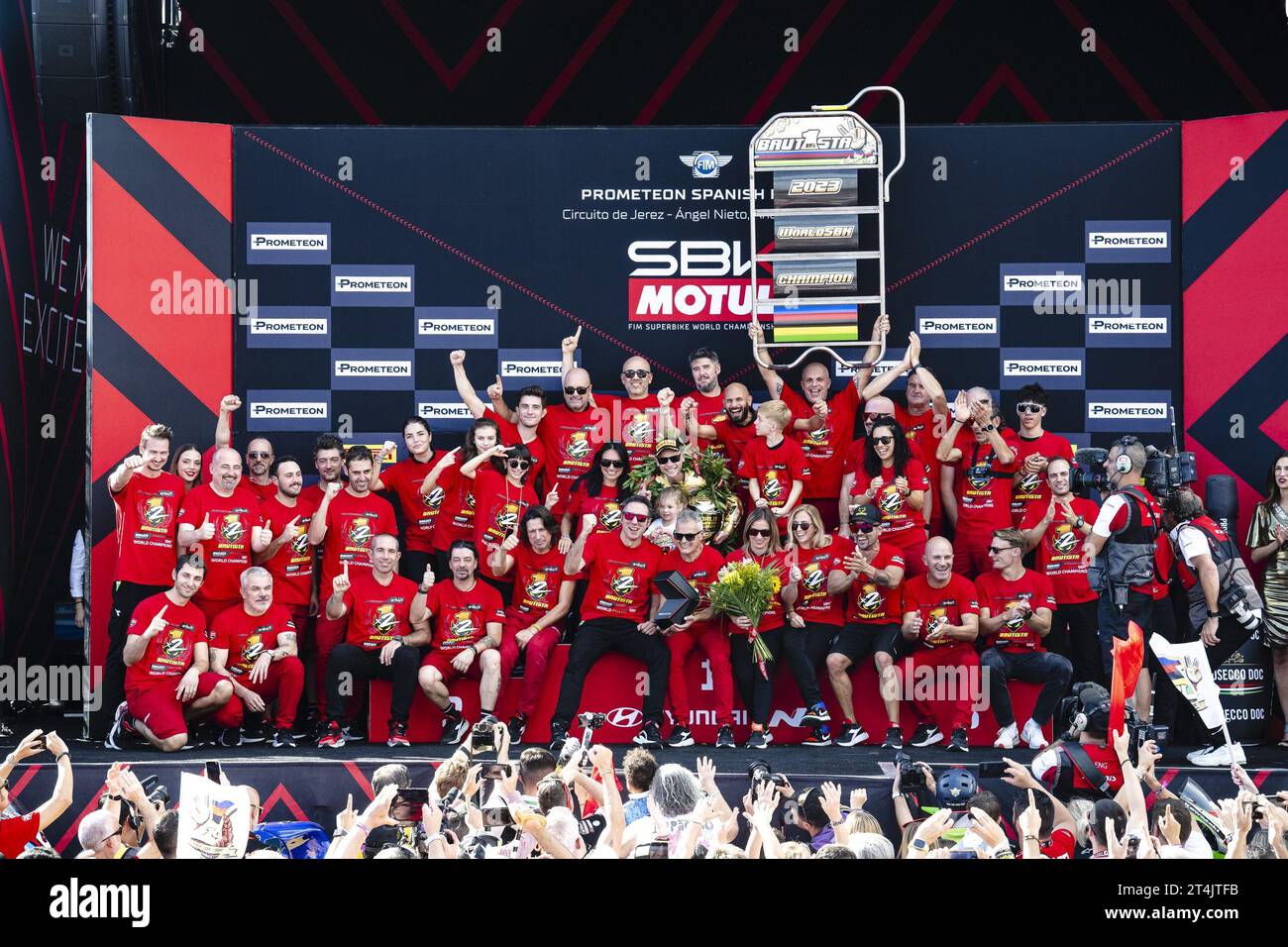 Vannes, France. 24th Aug, 2018. Champion team Japan celebrate during the  awarding ceremony of 2018 FIFA U-20 Women's World Cup in Vannes, France,  Aug. 24, 2018. Japan beat Spain in the final