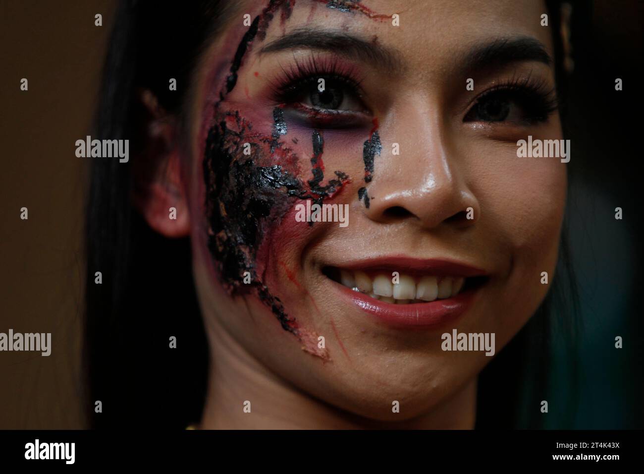 Bangkok, Thailand. 31st Oct, 2023. A woman with Halloween make-up poses for photos during Halloween celebrations at popular tourist street Khaosan Road in Bangkok. (Photo by Chaiwat Subprasom/SOPA Images/Sipa USA) Credit: Sipa USA/Alamy Live News Stock Photo