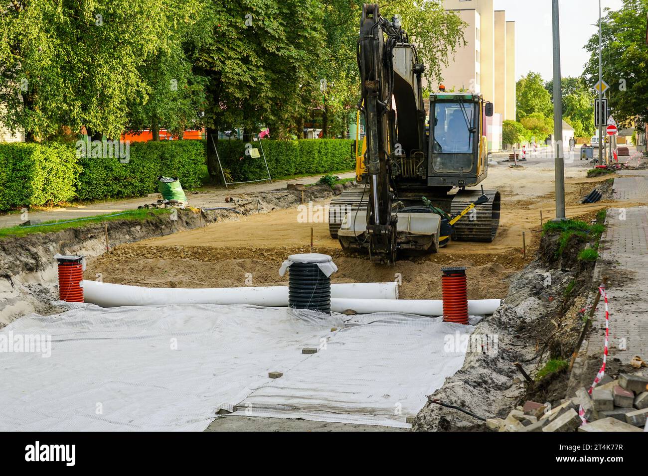 Use of geotextile fabric rolls for drainage and separation of base