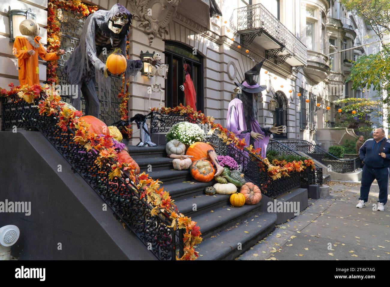 New York, USA. 31st Oct, 2023. On Manhattan's Upper East Side extravagant Halloween decorations are being put up and attract visitors who take photos and selfies. Credit: Anna Watson/Alamy Live News Stock Photo