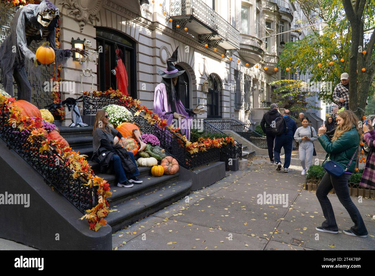 New York, USA. 31st Oct, 2023. On Manhattan's Upper East Side extravagant Halloween decorations are being put up and attract visitors who take photos and selfies. Credit: Anna Watson/Alamy Live News Stock Photo