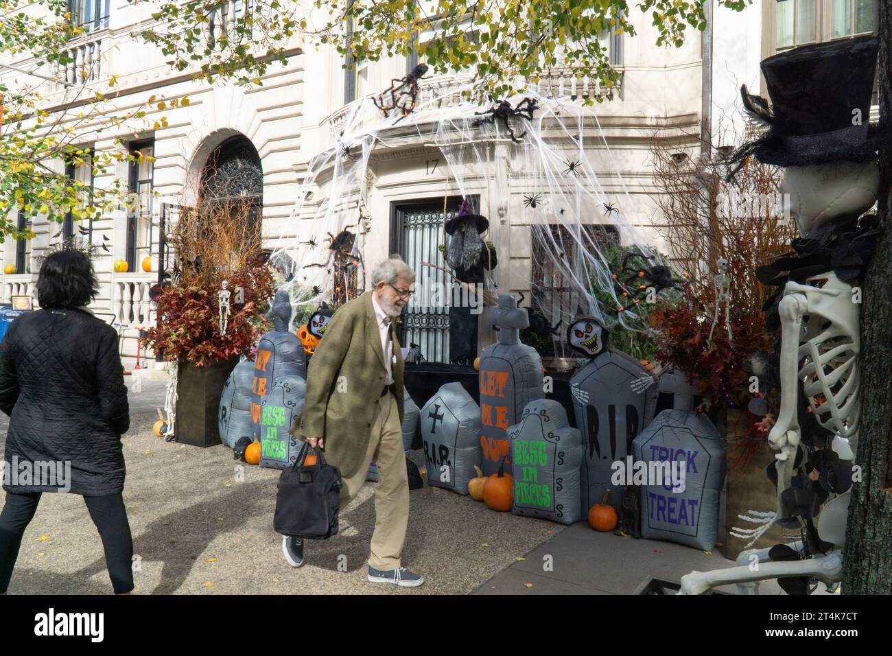 New York, USA. 31st Oct, 2023. On Manhattan's Upper East Side extravagant Halloween decorations are being put up and attract visitors who take photos and selfies. Credit: Anna Watson/Alamy Live News Stock Photo