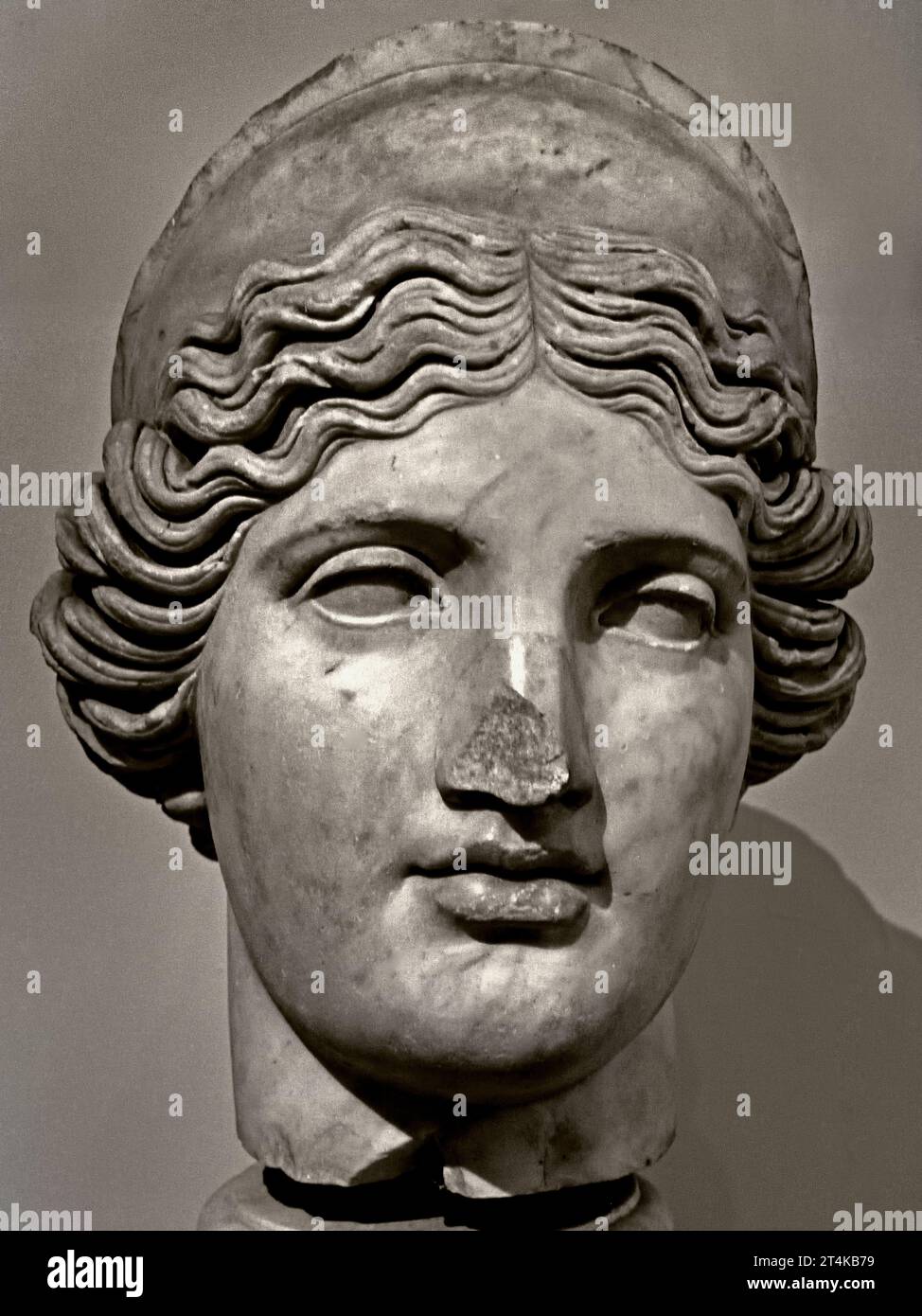 Testa colossale di Iuno, Giunone Farnese - Colossal head of Iuno, so-called. Juno Farnese                                  National Archaeological Museum of Naples Italy. Stock Photo