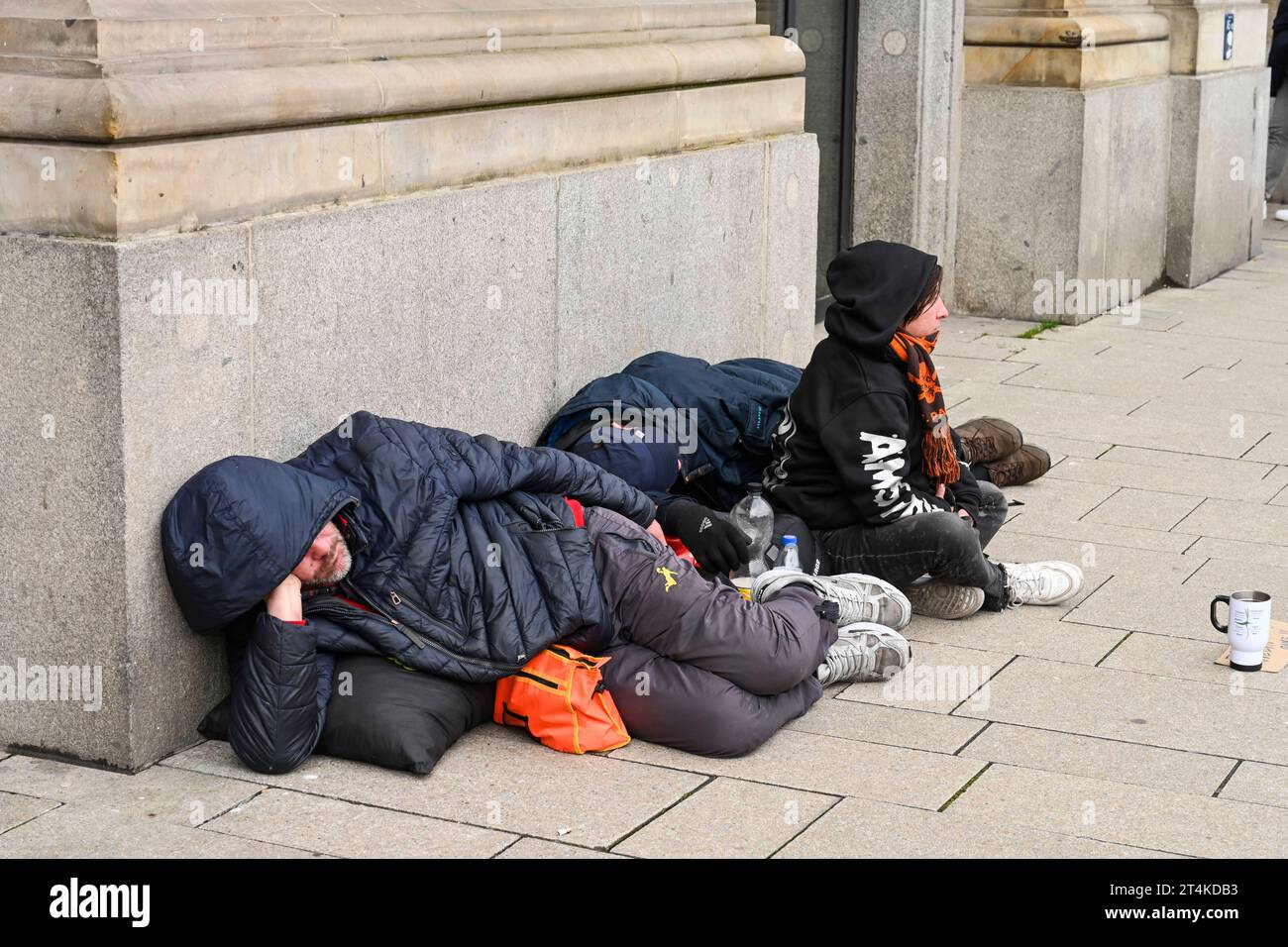 Odachlose Bettler, Jungfernstieg, Hamburg, Deutschland *** Homeless beggars, Jungfernstieg, Hamburg, Germany Credit: Imago/Alamy Live News Stock Photo